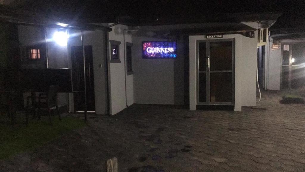 budynek z napisem "gry w nocy" w obiekcie House One Apartment w mieście Mgbu-Oba