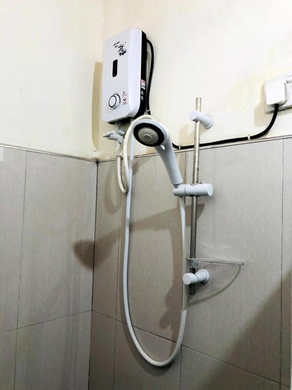 una doccia in bagno con telefono a parete di Shevyhaws a Nuwara Eliya