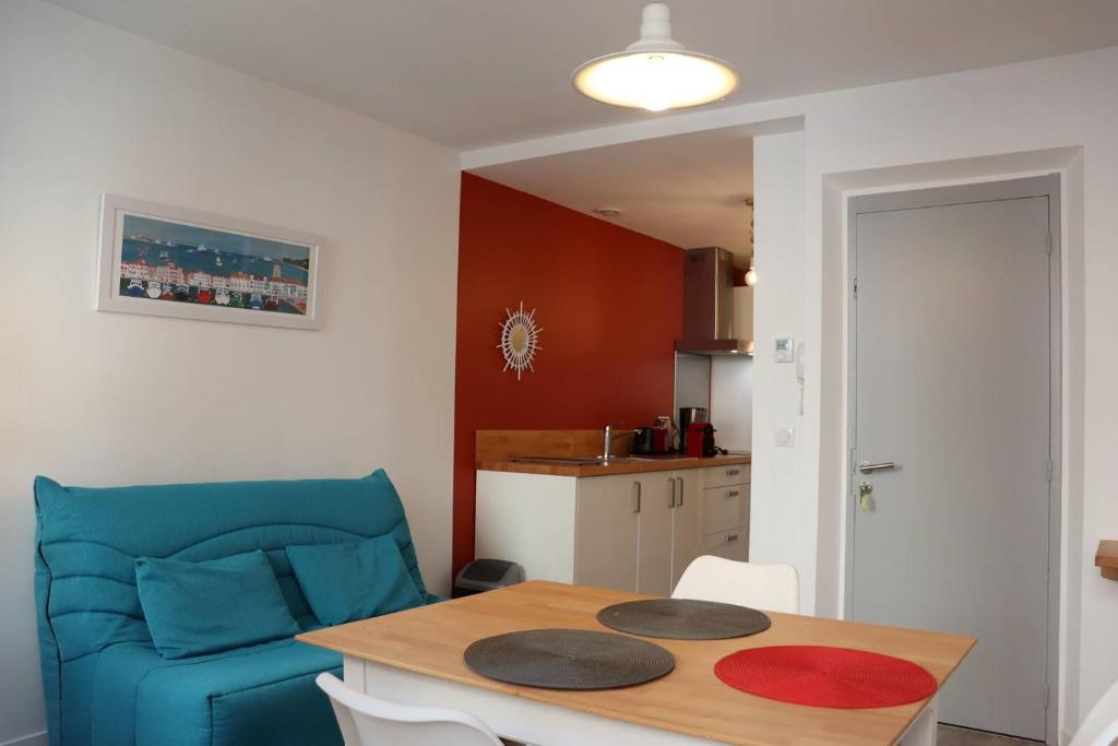 Η κουζίνα ή μικρή κουζίνα στο St Jean de Luz, Centre ville 2 pièces, plage à pied - 3 étoiles