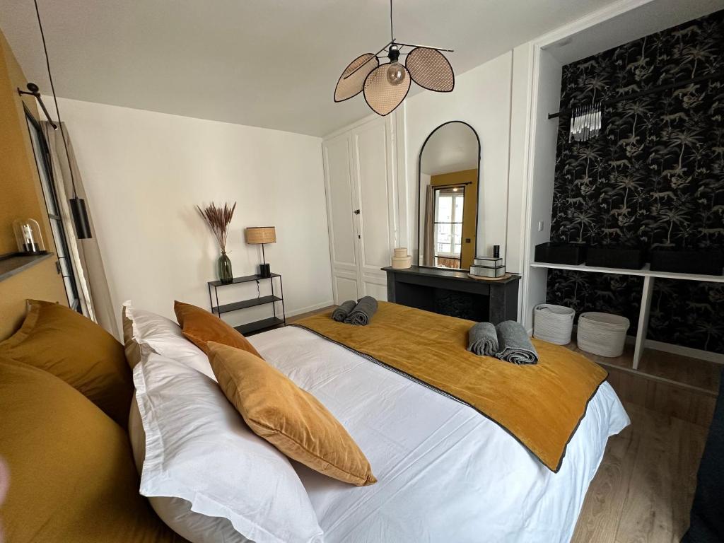- une chambre avec un grand lit et des oreillers dans l'établissement La place d'Henri, Rouen centre, à Rouen