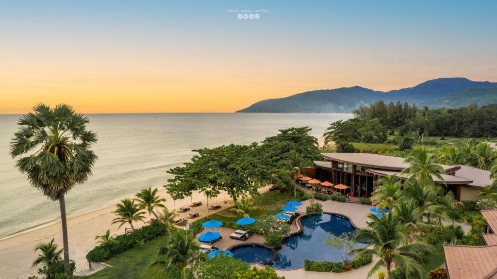 卡農的住宿－Khanom Beach Resort And Spa，享有带游泳池和海洋的度假村的空中景致