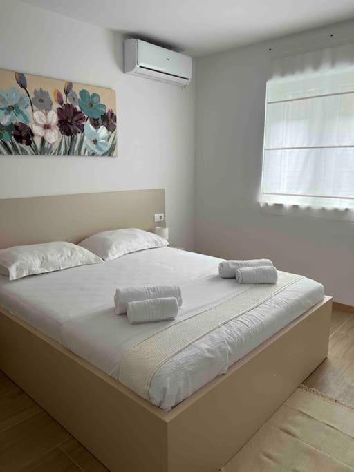 - une chambre avec un grand lit et 2 serviettes dans l'établissement Apartment J&S, à Dubrovnik