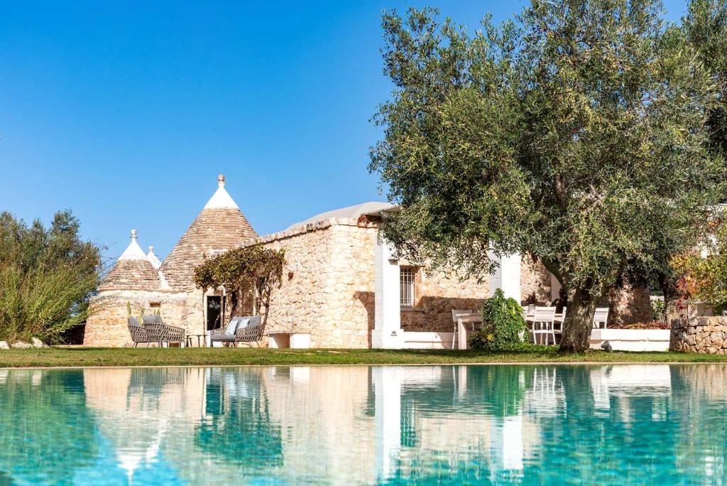 Bazén v ubytovaní Trullo La Specchia alebo v jeho blízkosti