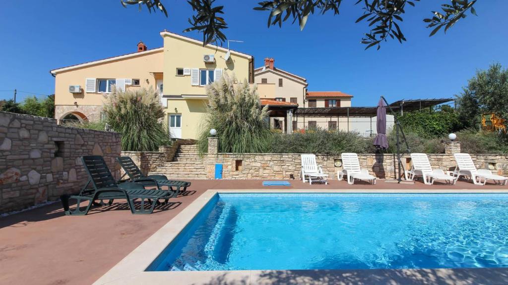 une villa avec une piscine en face d'une maison dans l'établissement Large Villa with amazing private pool near the beach and town, à Pula