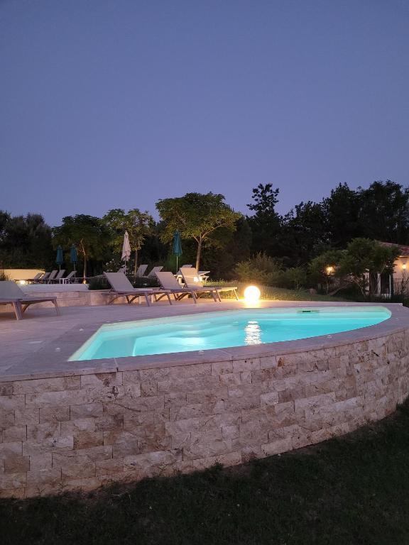 Bazén v ubytování Hôtel La Bastide d'Iris nebo v jeho okolí