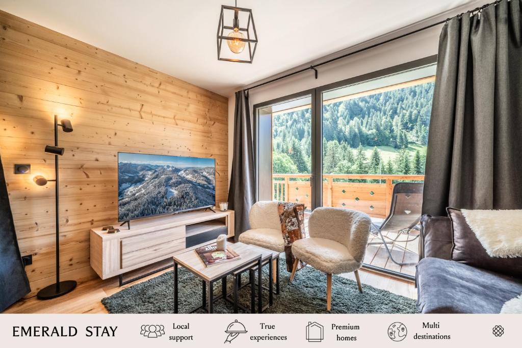 - un salon avec vue sur la montagne dans l'établissement Elouera Les Gets - BY EMERALD STAY, aux Gets