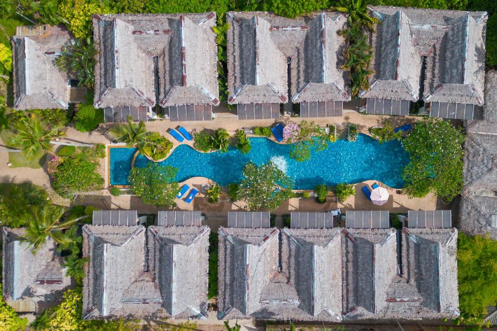 uma vista aérea de um resort com uma piscina em Railay Village Resort em Praia de Railay