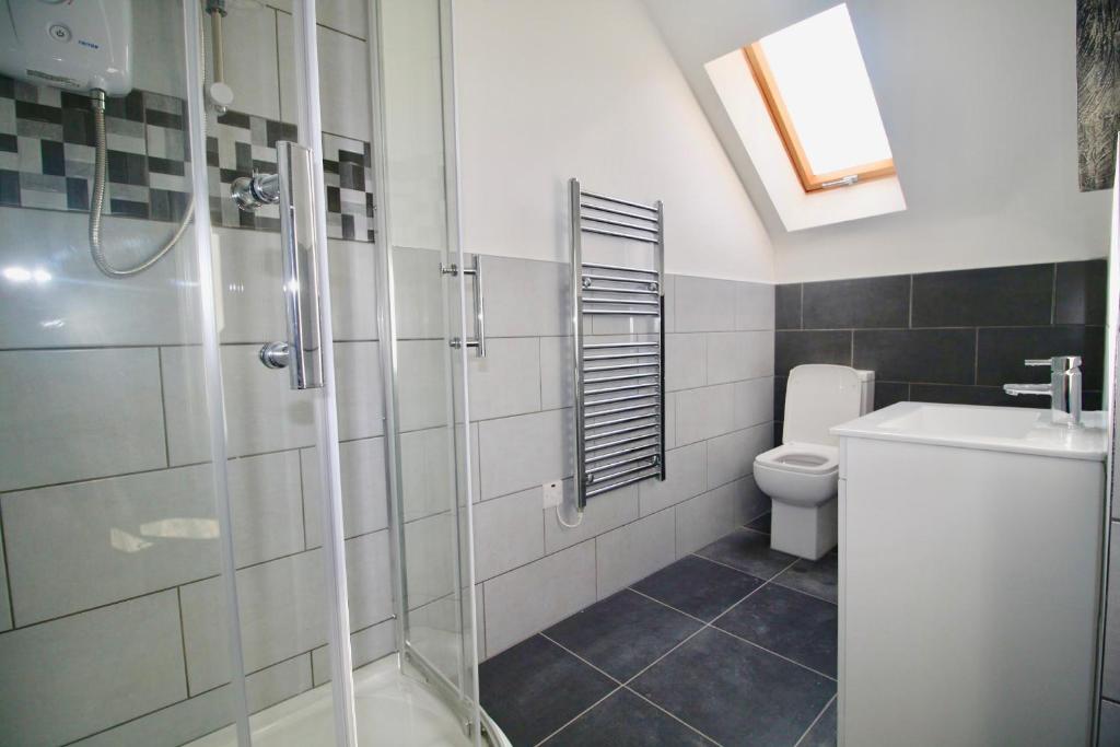 y baño con ducha y aseo. en Roundhay Flat Duplex - Sleeps 2 en Roundhay