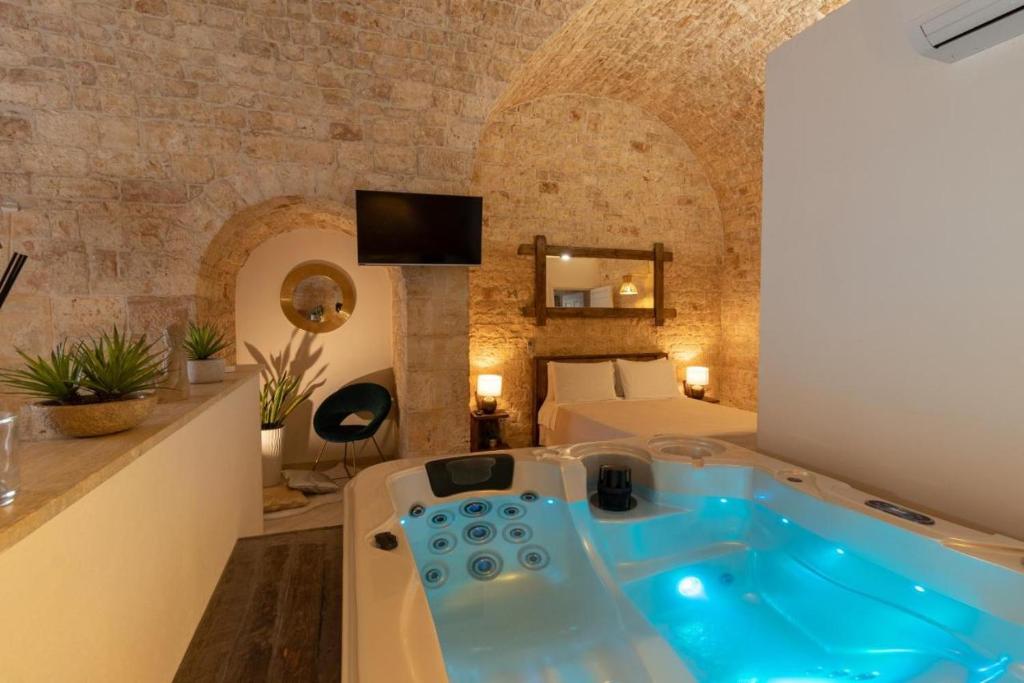 Habitación con baño con bañera azul. en Mi Casa Luxury Suite - Room with Hydromassage Pool, en Turi