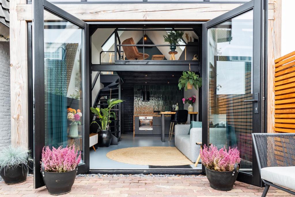 un soggiorno a pianta aperta con balcone con piante di Résidence Beaufort a Zandvoort