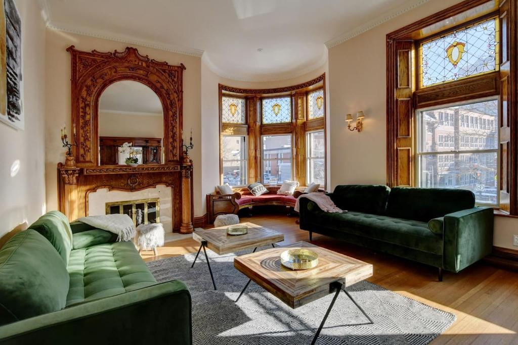 sala de estar con muebles verdes y chimenea en Sublime Residence Downtown Montreal, en Montreal