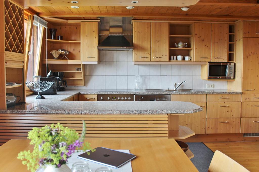 Kuchyň nebo kuchyňský kout v ubytování WÄLDERHAUS Apartments