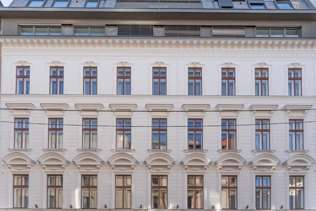 una fachada de un edificio blanco con ventanas en numa I Terra Apartments, en Viena