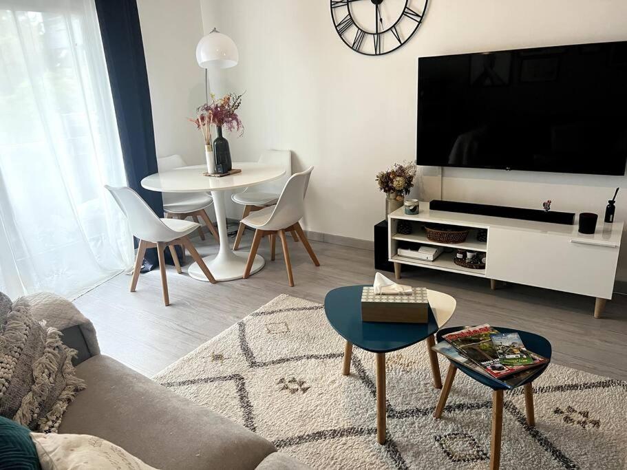 a living room with a couch and a table at Joli appartement à Fegersheim in Fegersheim