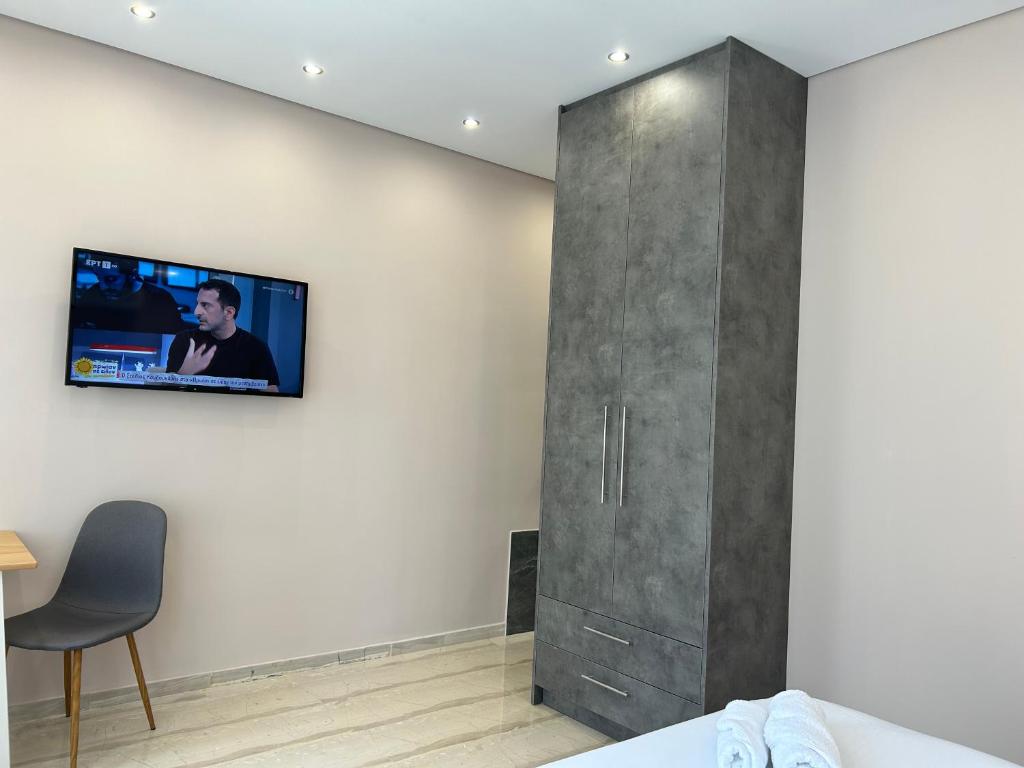 TV a/nebo společenská místnost v ubytování PORT TWINS SUITES No1