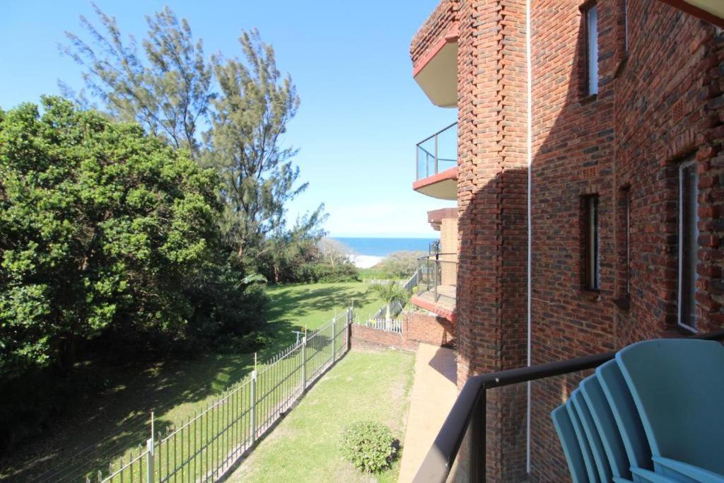 uma vista a partir de uma varanda de um edifício de tijolos em See Uitsig 7 em Margate