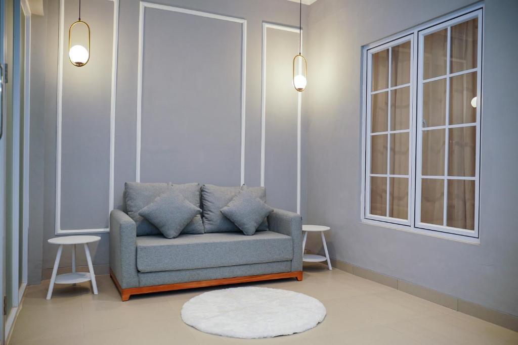 CiaterwadasStaycation in Style at Fya Home的带沙发和窗户的客厅