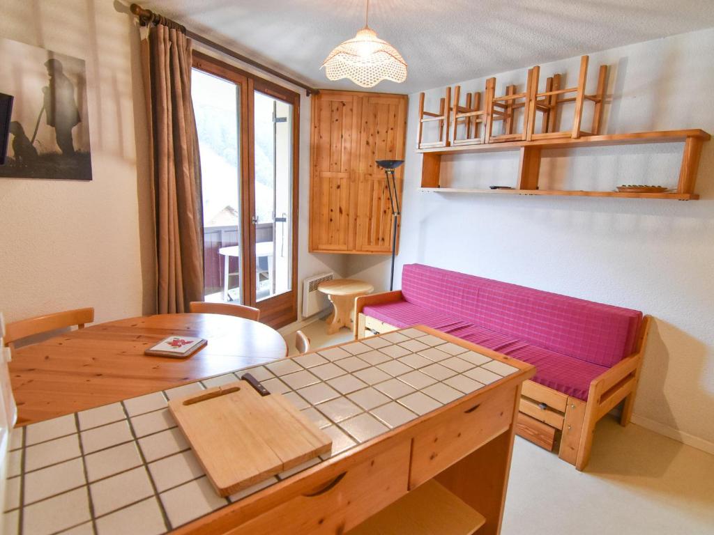 - un salon avec un canapé rose et une table dans l'établissement Studio Valloire, 1 pièce, 3 personnes - FR-1-263-127, à Valloire
