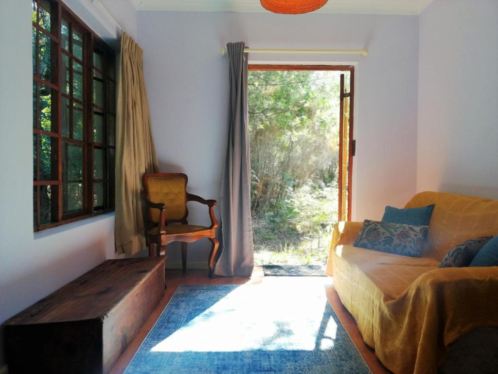salon z kanapą i oknem w obiekcie Bushman's Pillow w mieście Sanddrif