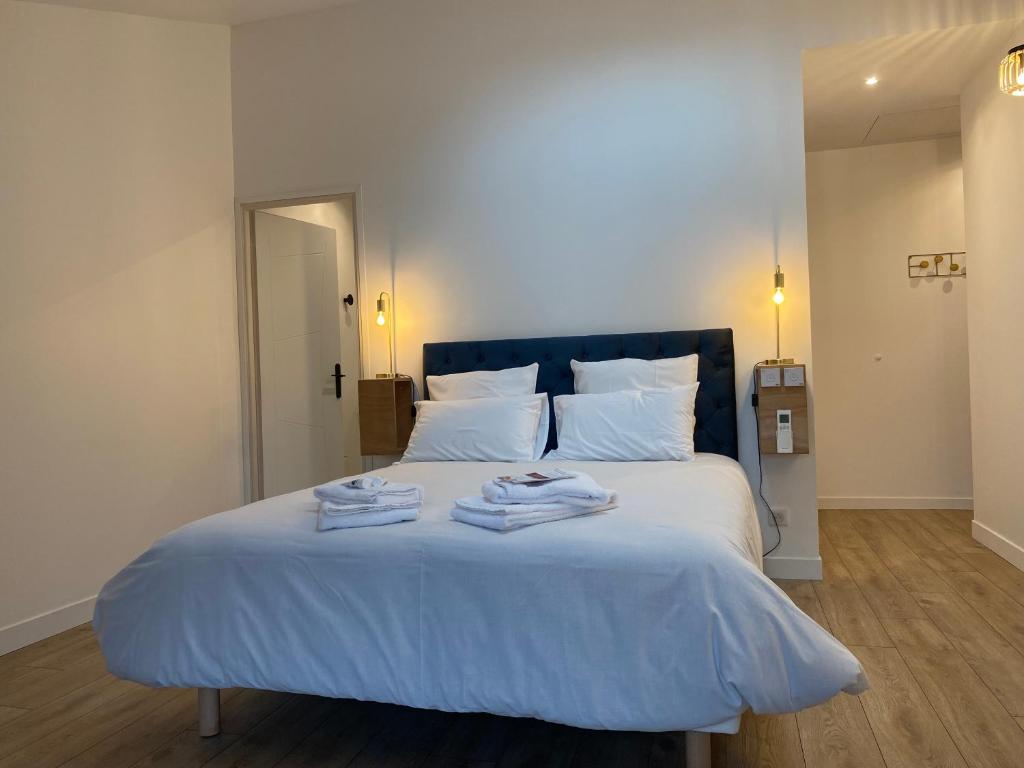 Postel nebo postele na pokoji v ubytování La Bellours Chambre D'Hôtes