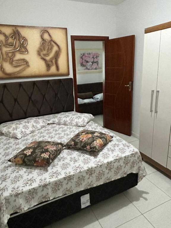sypialnia z łóżkiem z zagłówkiem w obiekcie Residencial Lara w mieście Itapema