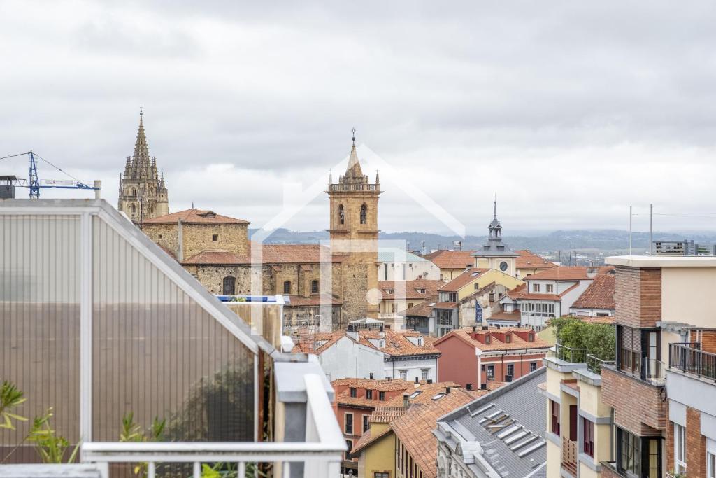 uma vista para uma cidade a partir do telhado de um edifício em Ático Quintana II - con terraza, en el centro con Wifi y garaje em Oviedo