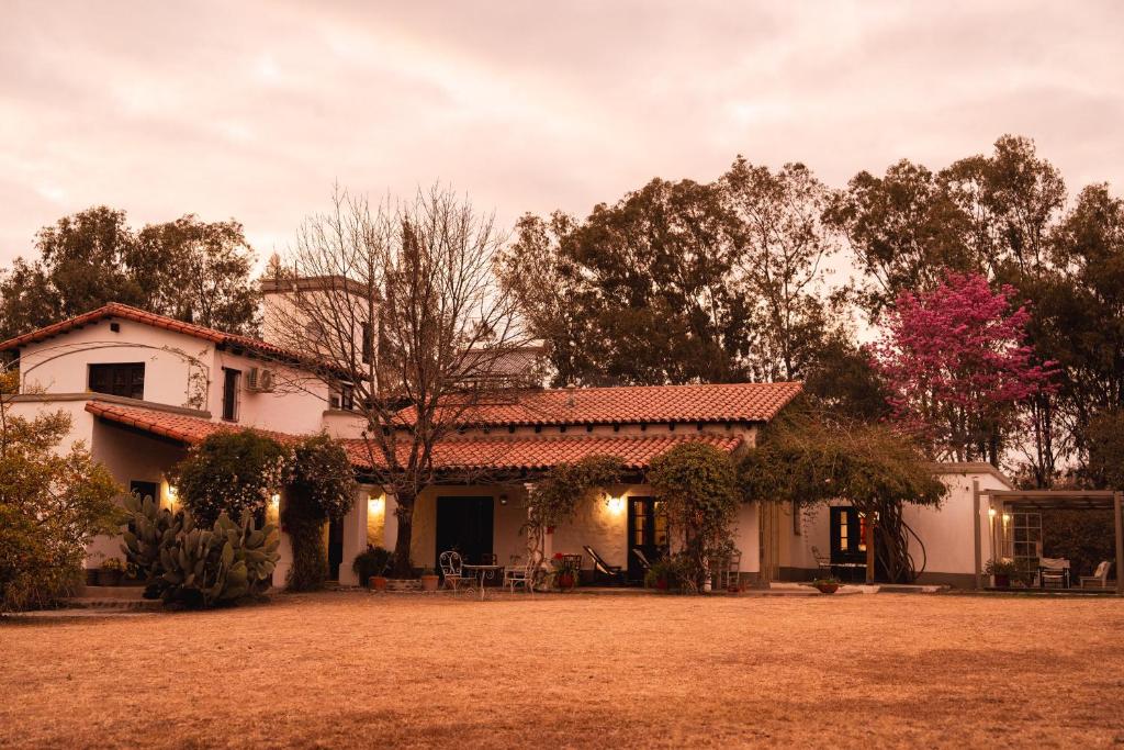 une maison avec une cour devant elle dans l'établissement Finca Valentina, à El Encón