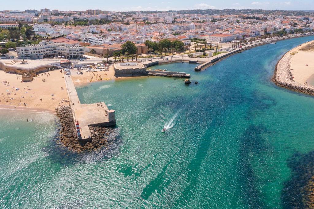 ラゴスにあるFábrica da Ribeira 70 by Destination Algarveの海岸と海の空中を望む