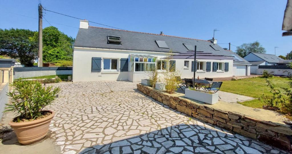 une maison blanche avec une allée en pierre dans l'établissement Maison 4 personnes, Moëlan sur mer, proche plages, à Moëlan-sur-Mer
