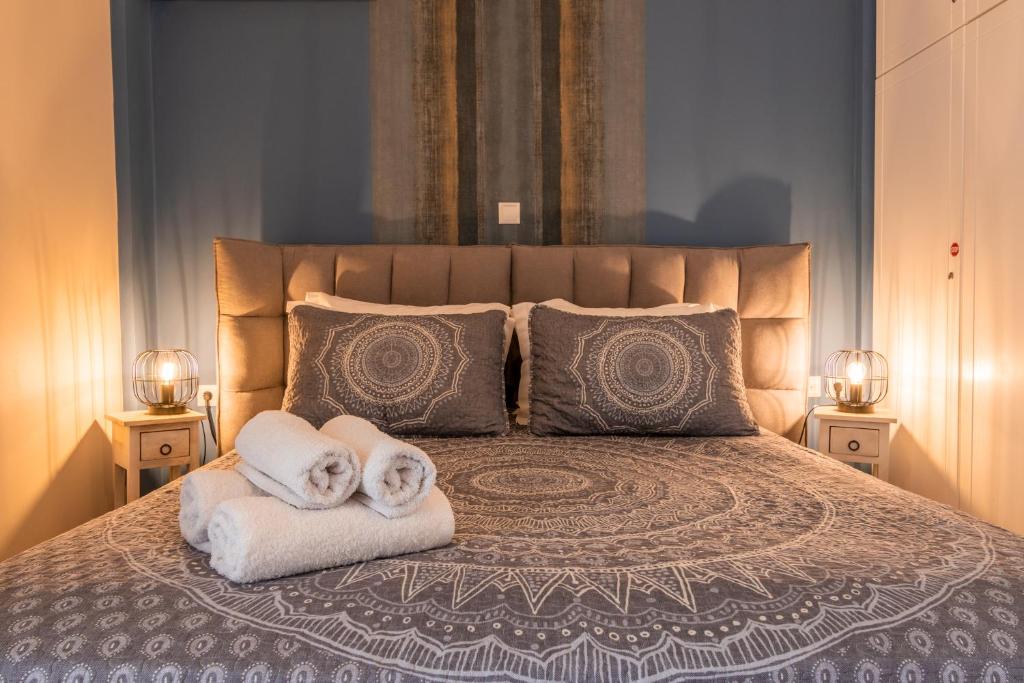 um quarto com uma cama com toalhas em Dantis Place in Nafplio vol.2 em Nafplio