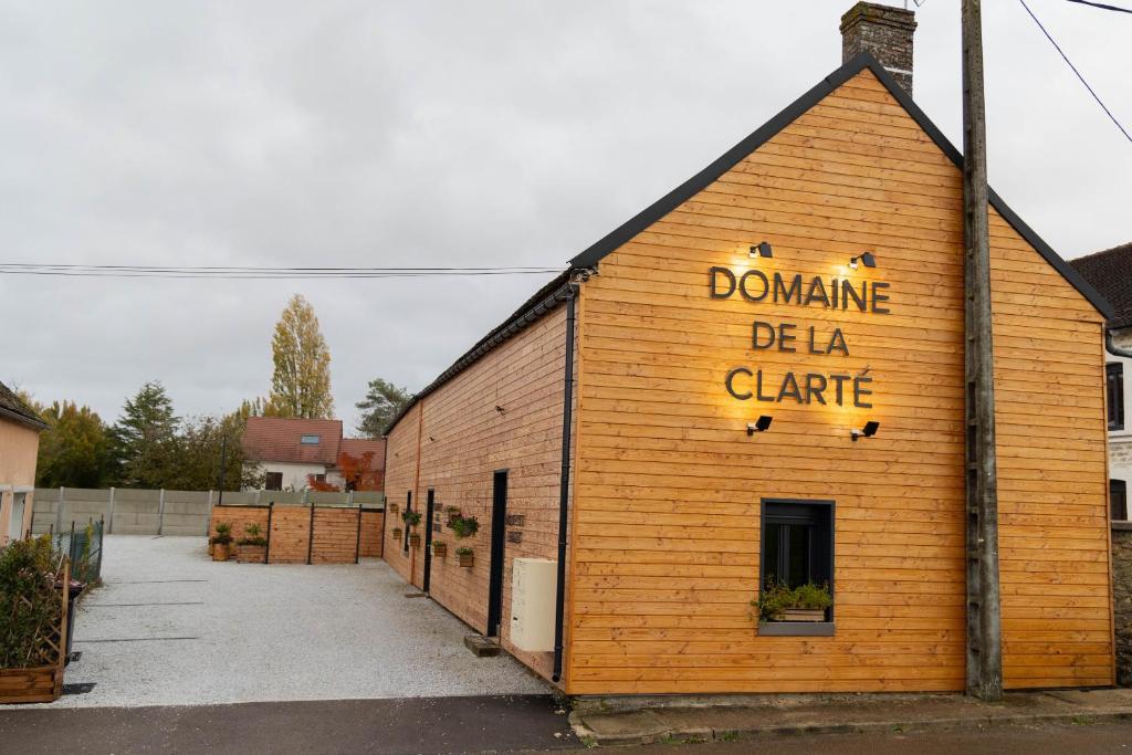 un edificio con un cartel en el costado en Le Domaine de la Clarté AUXERRE - VENOY, en Auxerre