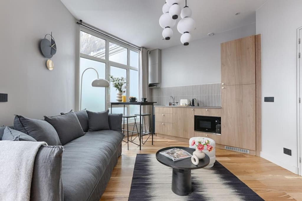 un salon avec un canapé et une table dans l'établissement MyKeypers - Luxury Studio 2P - Marais/Bastille, à Paris