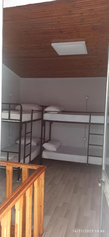Postel nebo postele na pokoji v ubytování ROYAL Hostel Opposite NALU BAR