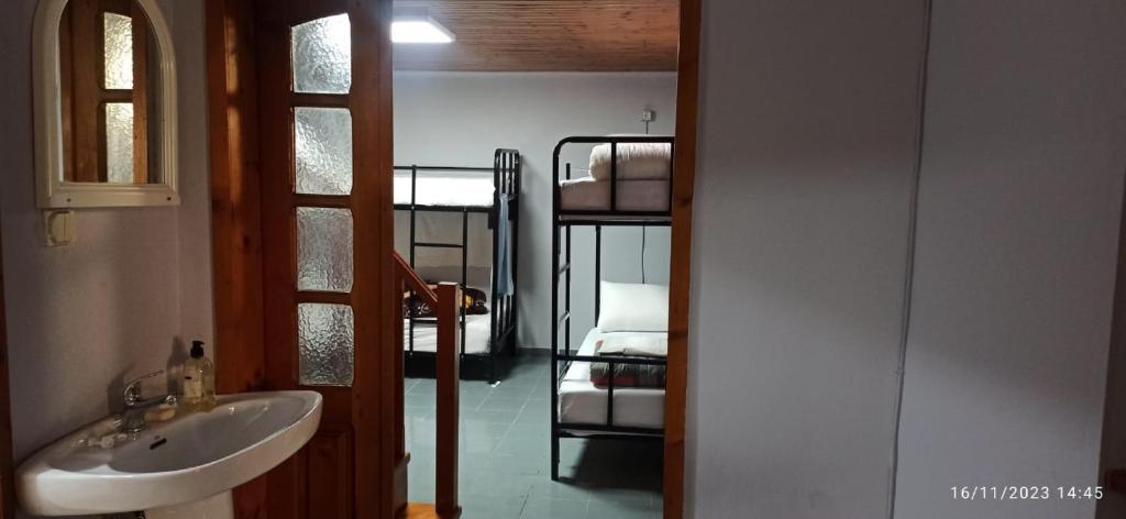 ein Bad mit einem Waschbecken und einem Etagenbett in der Unterkunft ROYAL HOSTEL in Tirana
