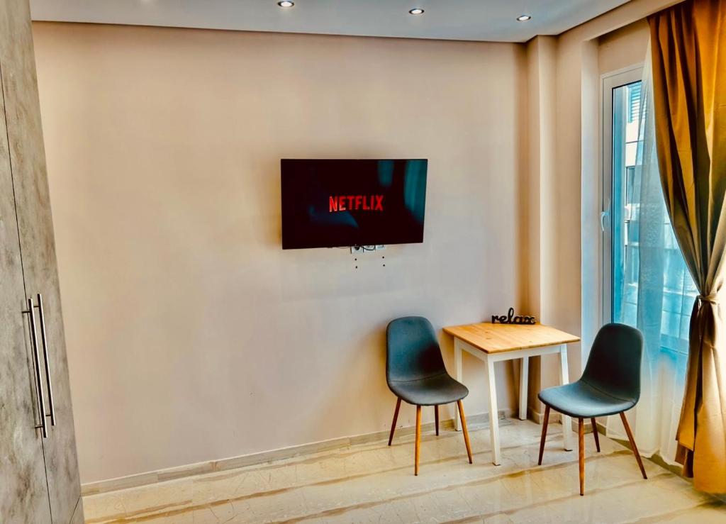 TV a/nebo společenská místnost v ubytování PORT TWINS SUITES No1