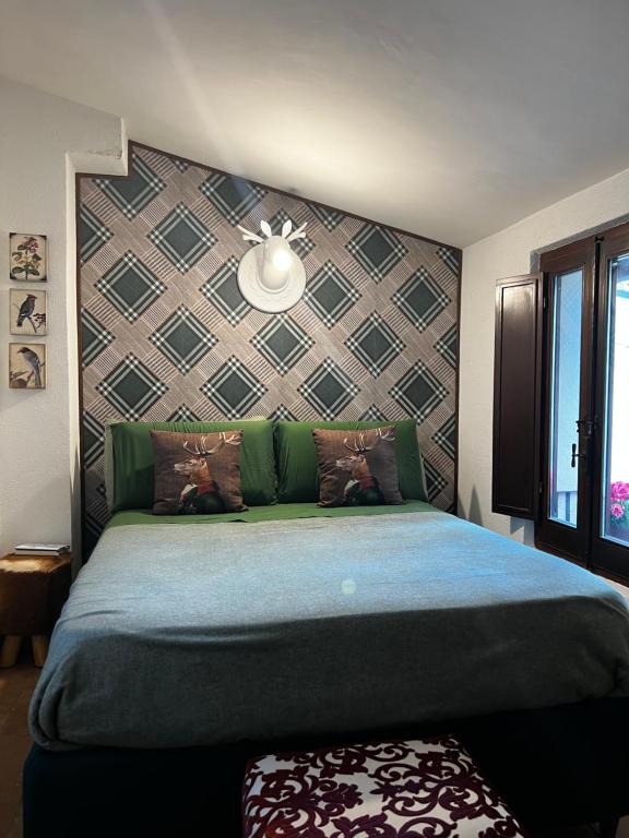 - une chambre avec un grand lit escamotable dans l'établissement CASETTA DI CHARME, à Pescocostanzo