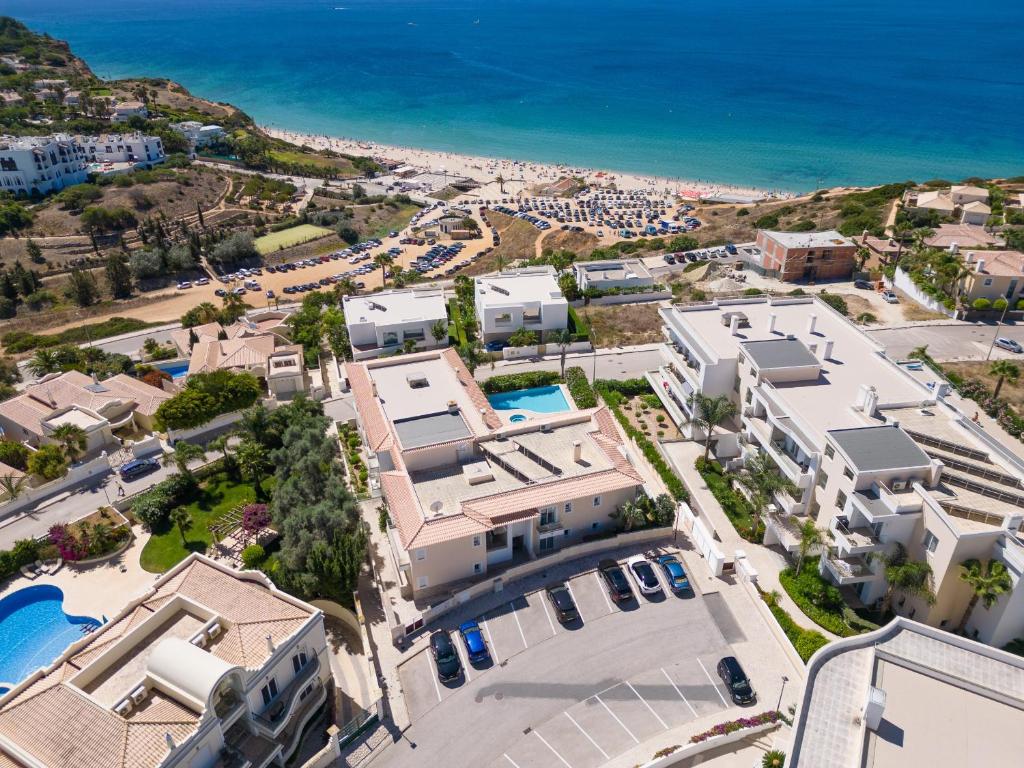 una vista aérea de una ciudad con edificios y el océano en Porto de Mós 72 by Destination Algarve en Lagos