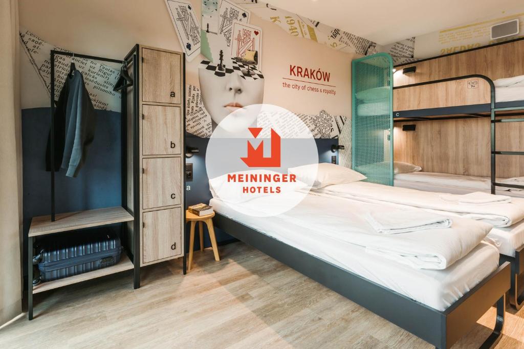 una habitación con 2 camas y un cartel que lee los intereses de los miembros en MEININGER Kraków Centrum en Cracovia