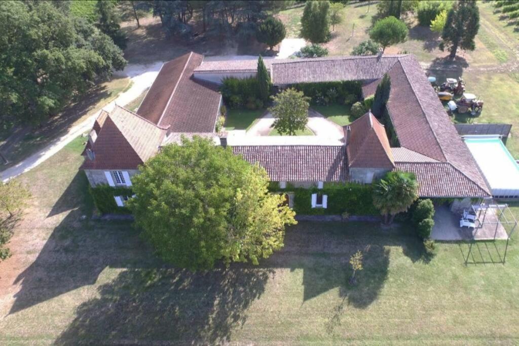 una vista aerea di una grande casa con un cortile di La Fricatour au Domaine de Brandeau a Blasimon
