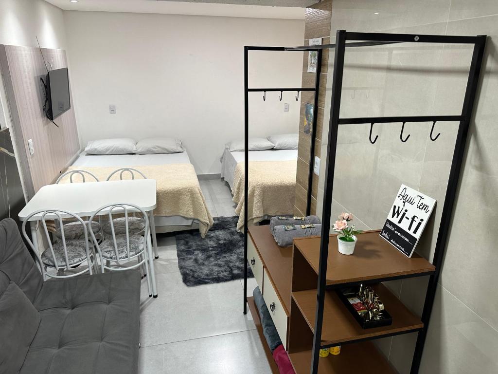 Cette petite chambre comprend un lit et un miroir. dans l'établissement Moradas Desterro, próximo ao aeroporto 02, à Florianópolis