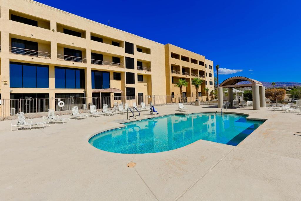 un edificio con piscina frente a un edificio en Studio 6 Suites Lake Havasu City AZ en Lake Havasu City