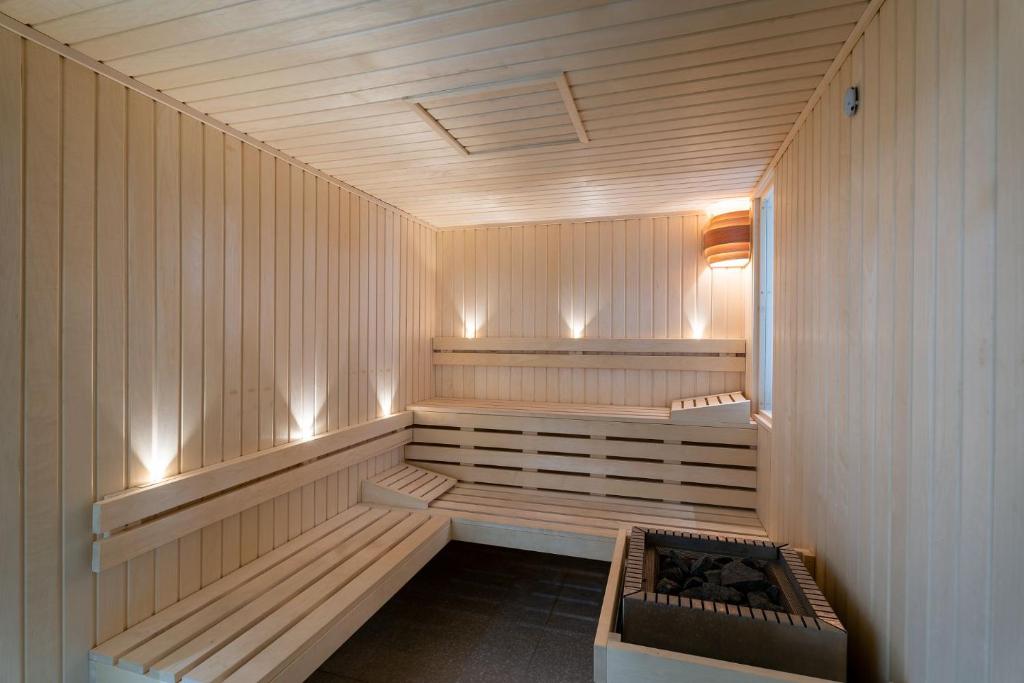 uma sauna com um banco no meio em Hôtel Miléade Les Pléïades La Baule em La Baule