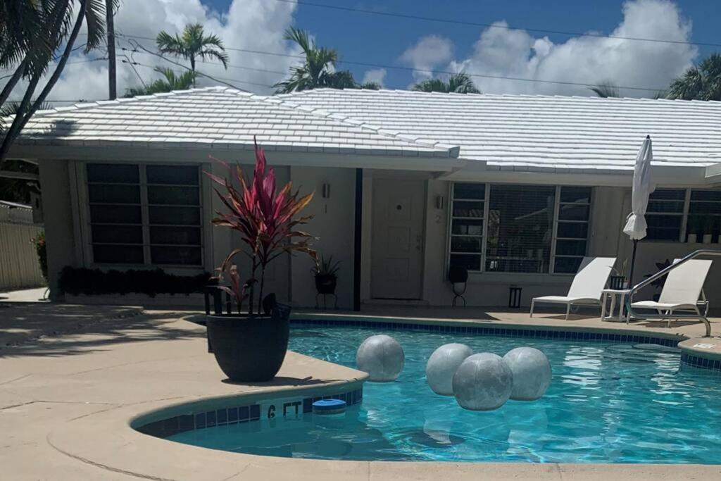 uma casa com piscina com casa em Beautiful studio(2325-1) - Walk to the beach em Fort Lauderdale