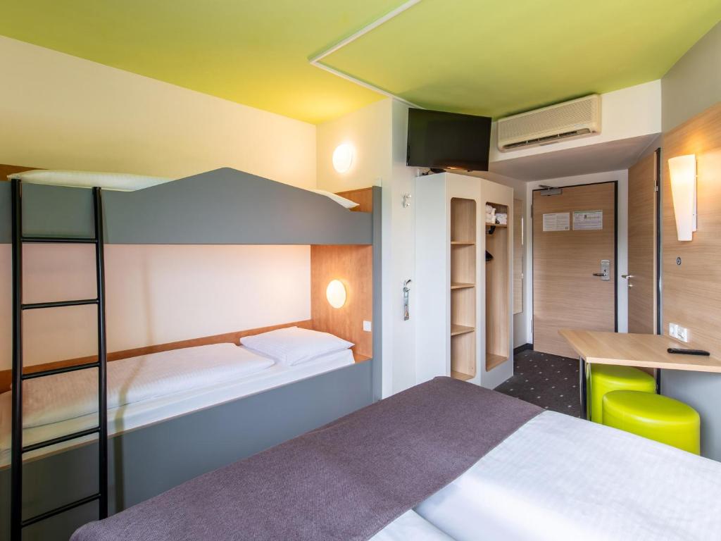 Postel nebo postele na pokoji v ubytování B&B Hotel Erlangen-Süd