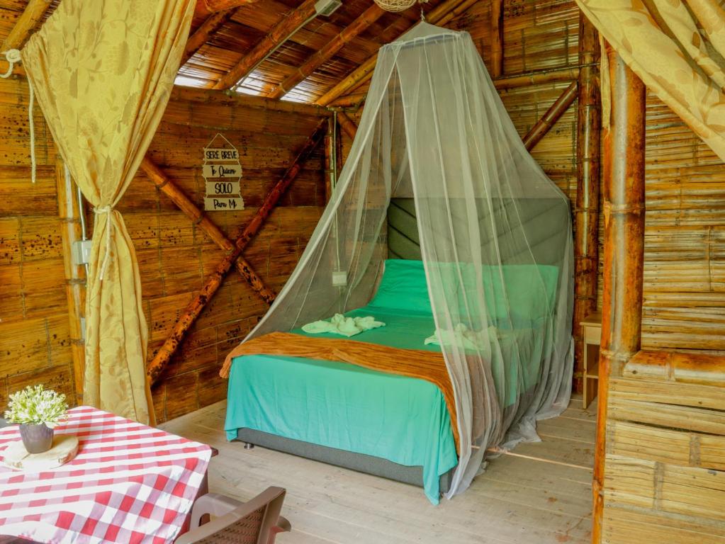 Postel nebo postele na pokoji v ubytování Glamping Río Claro