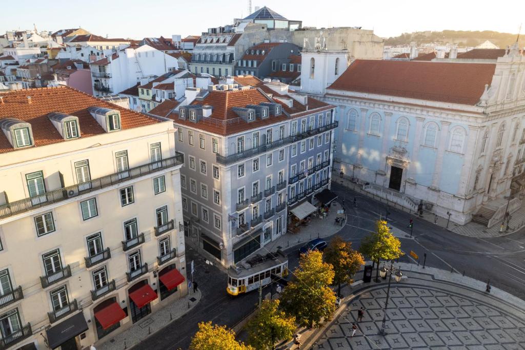 z góry widok na miasto z budynkami w obiekcie Chiado Camões Apartments | Lisbon Best Apartments w Lizbonie