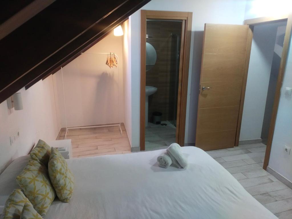 Łóżko lub łóżka w pokoju w obiekcie Casa Puerta de la Alcazaba Antequera
