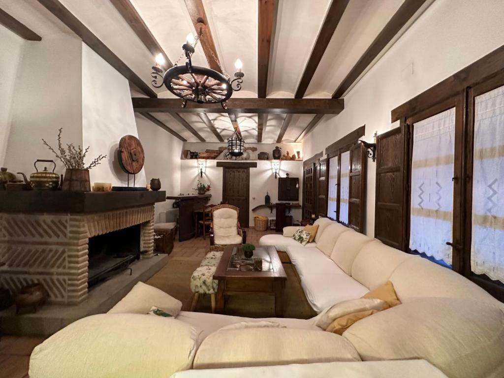 - un salon avec un canapé et une cheminée dans l'établissement La Flor del Granado, à Torrijos