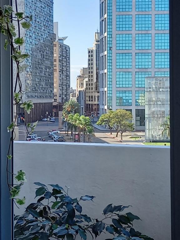 una ventana con vistas a una calle de la ciudad en Apartamento esq Rambla y centrico, en Montevideo