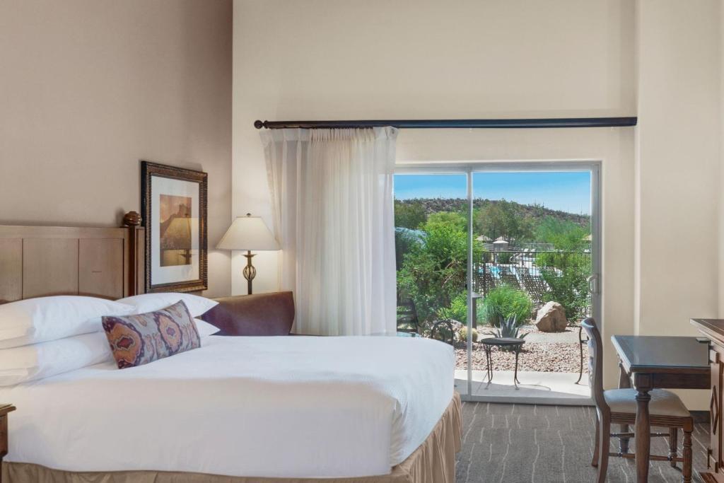 Postel nebo postele na pokoji v ubytování JW Marriott Tucson Starr Pass Resort
